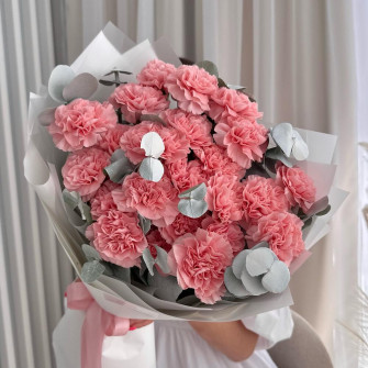 Букет из диантусов и эвкалипта